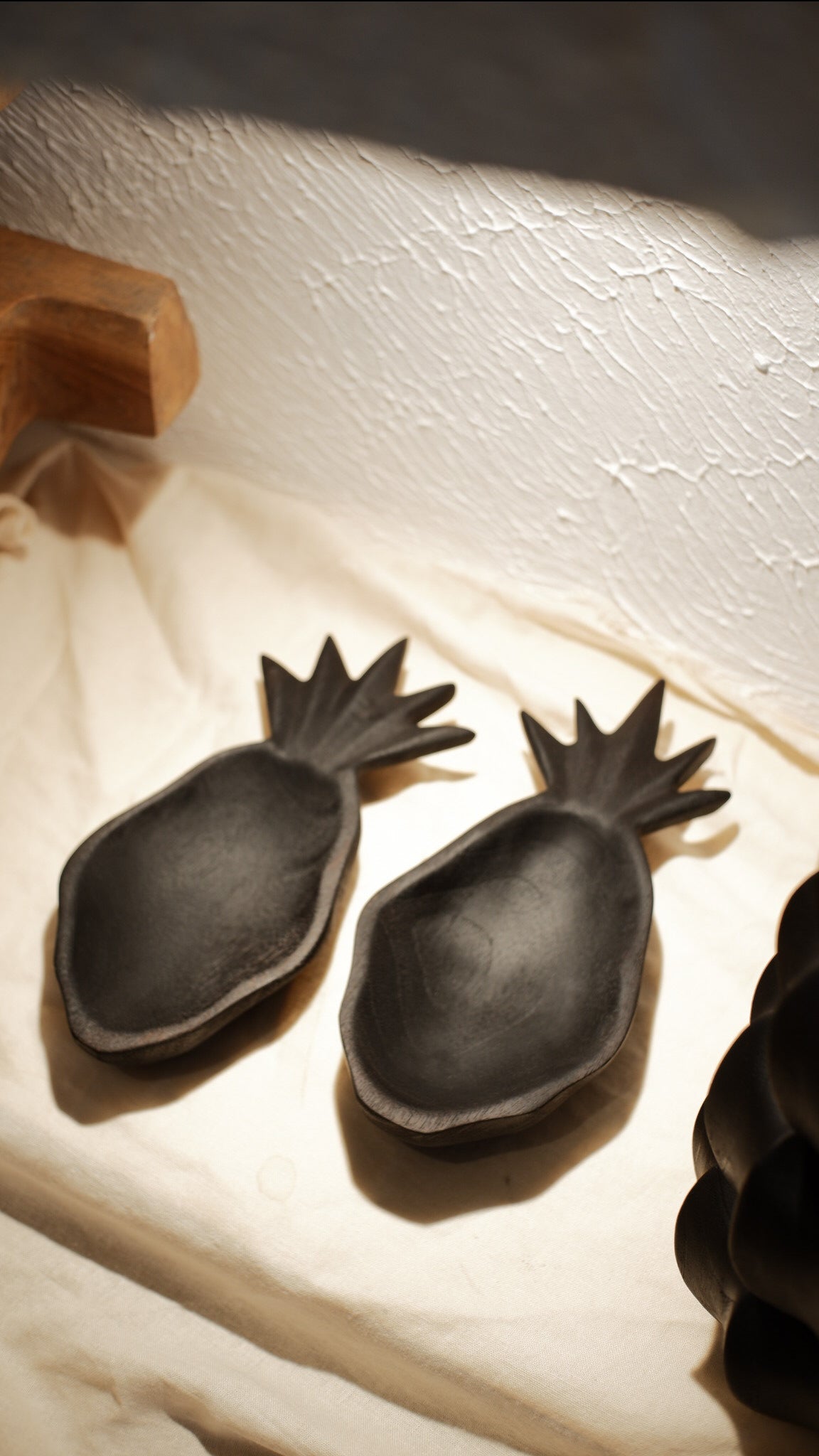 Wooden Pineapple Plate Black