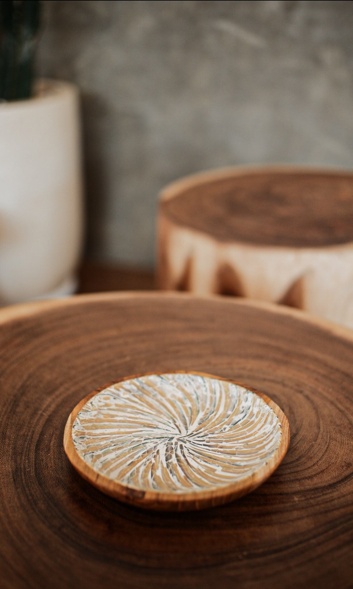 Wooden Round Plate With Shells