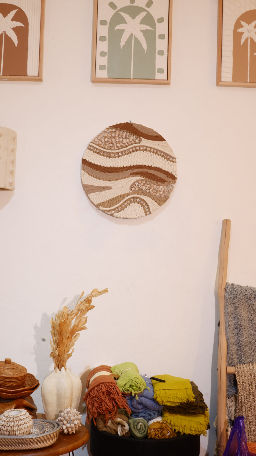 Round Shells Abstract Style Wall Decoration