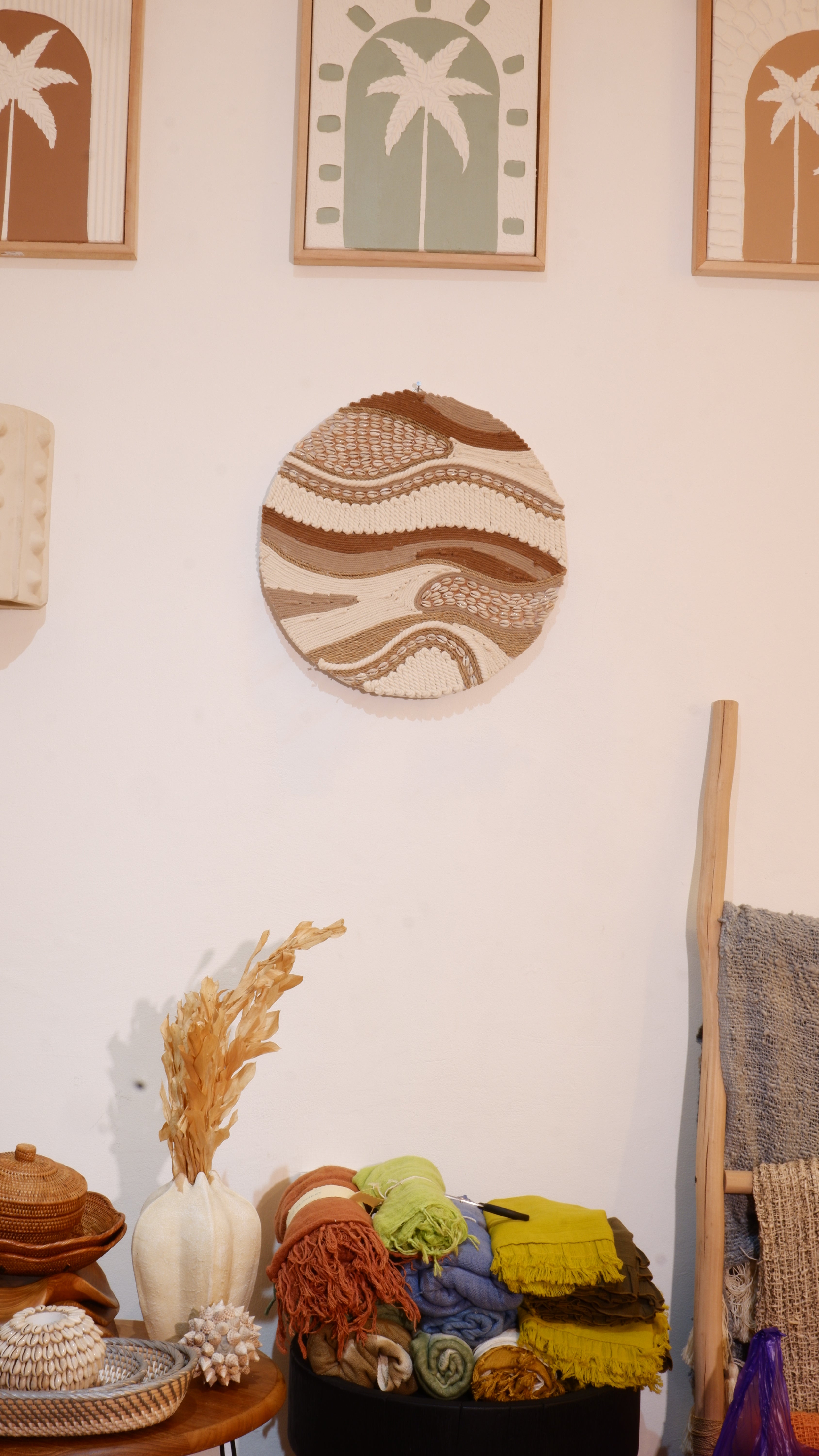 Round Shells Abstract Style Wall Decoration