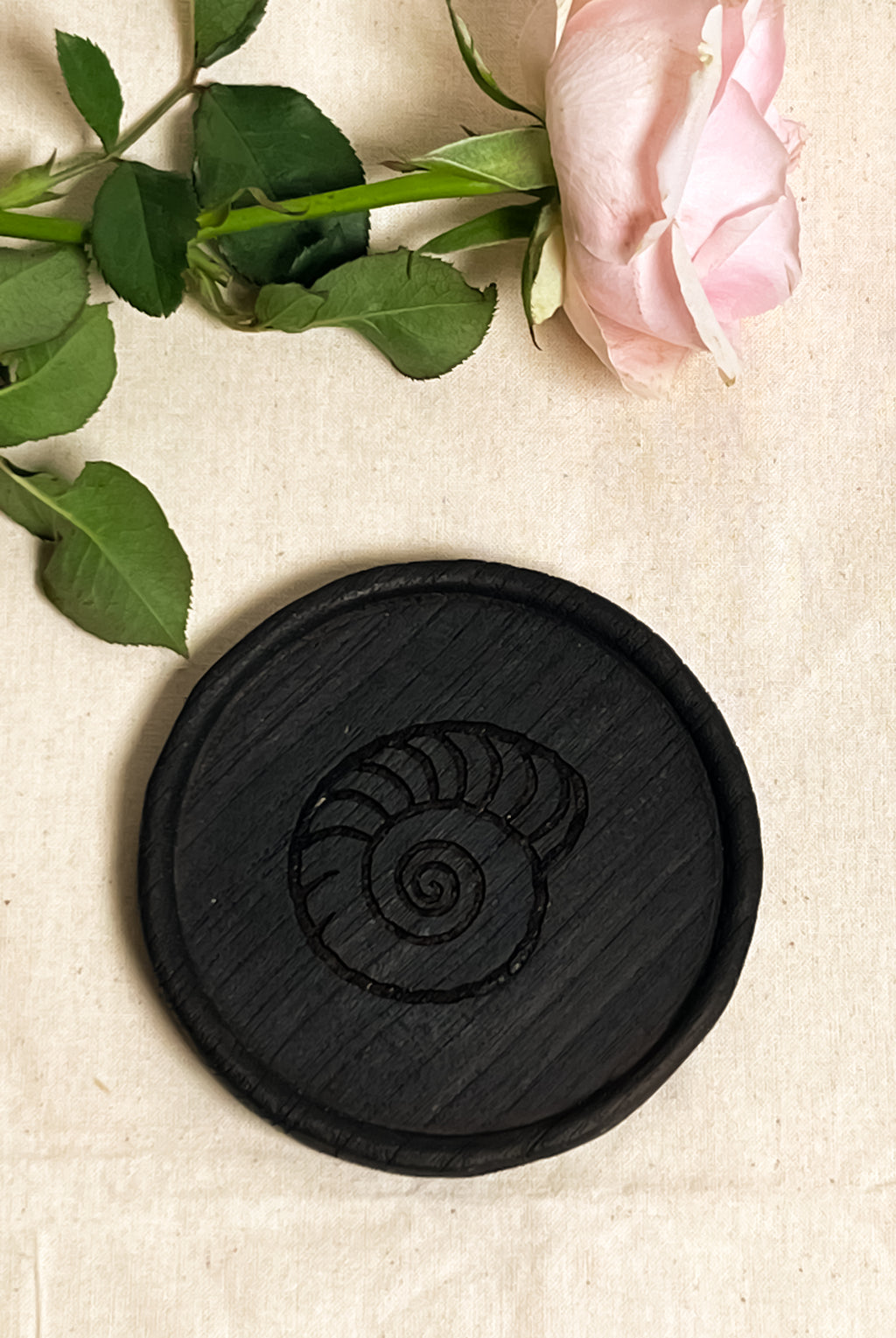 Wooden Teak Black Coaster With Coastal Concept